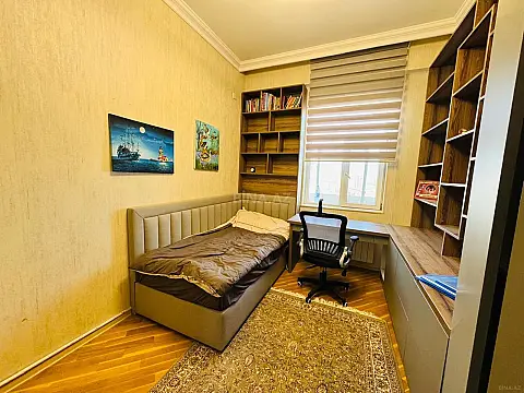 Satılır 4 otaqlı mənzil 140 m²
