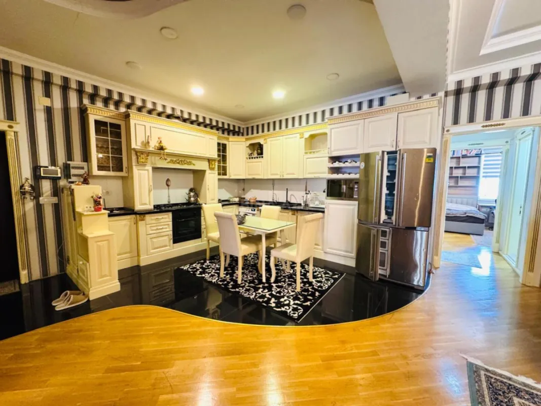 Satılır 4 otaqlı mənzil 140 m²