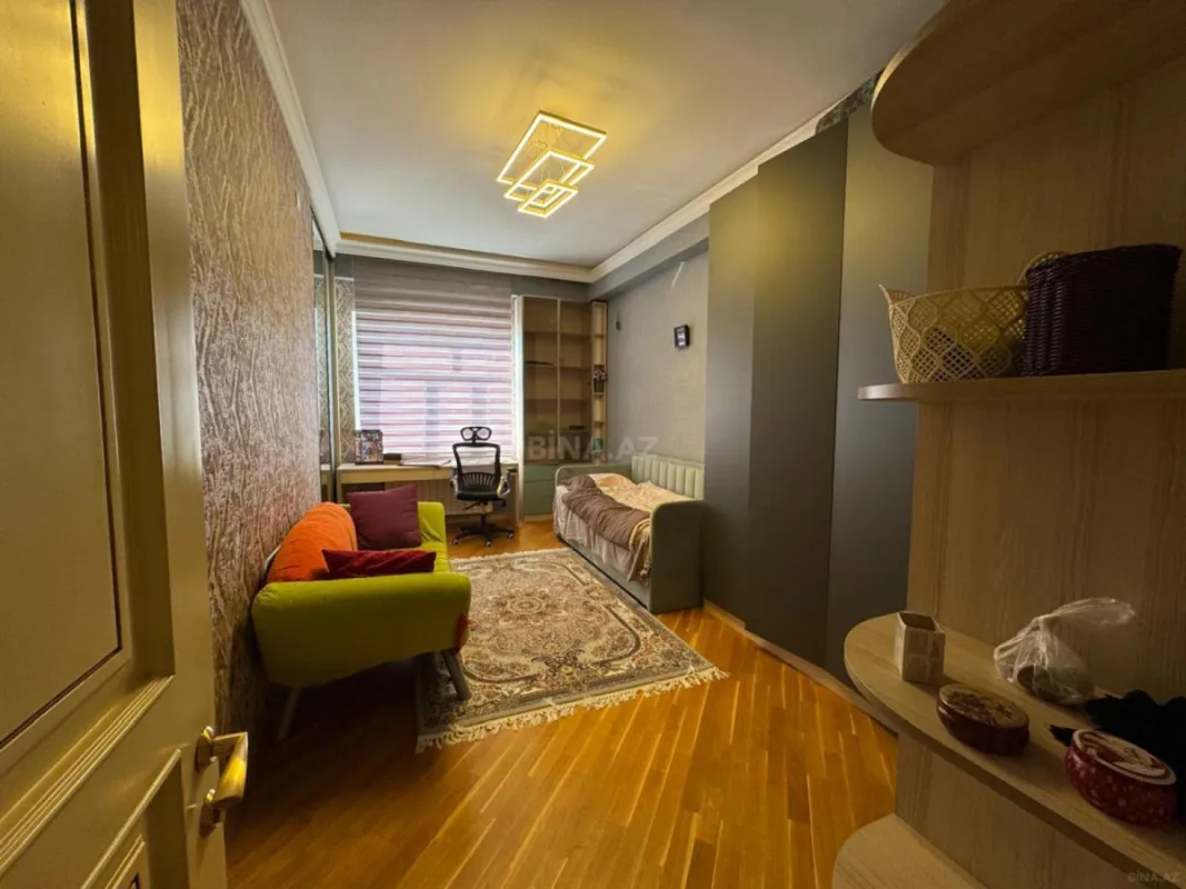 Satılır 4 otaqlı mənzil 140 m²