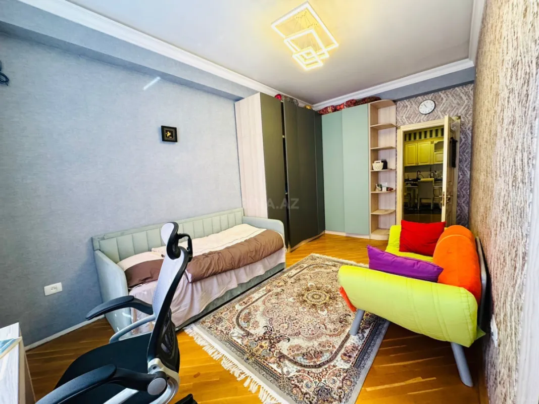Satılır 4 otaqlı mənzil 140 m²