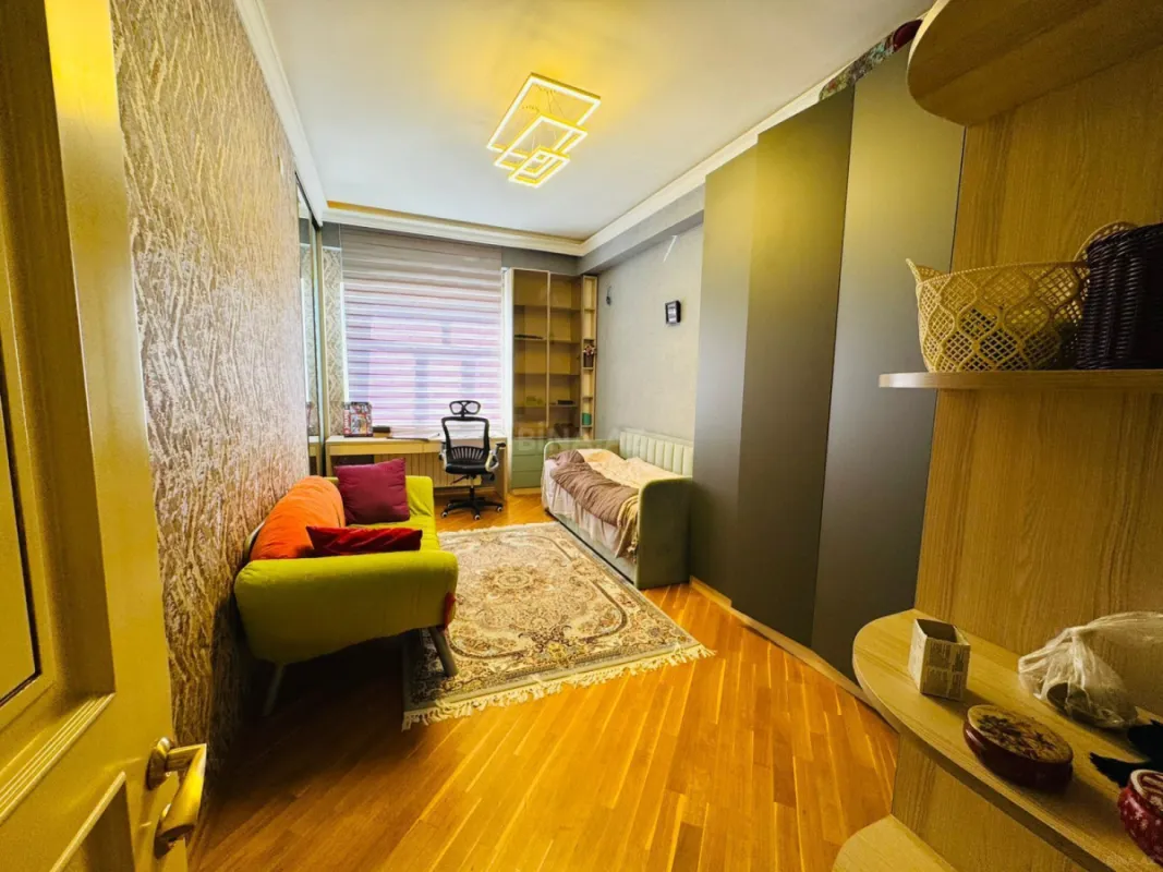 Satılır 4 otaqlı mənzil 140 m²