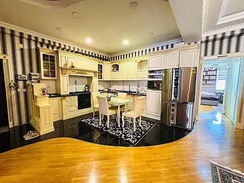 Satılır 4 otaqlı mənzil 140 m²