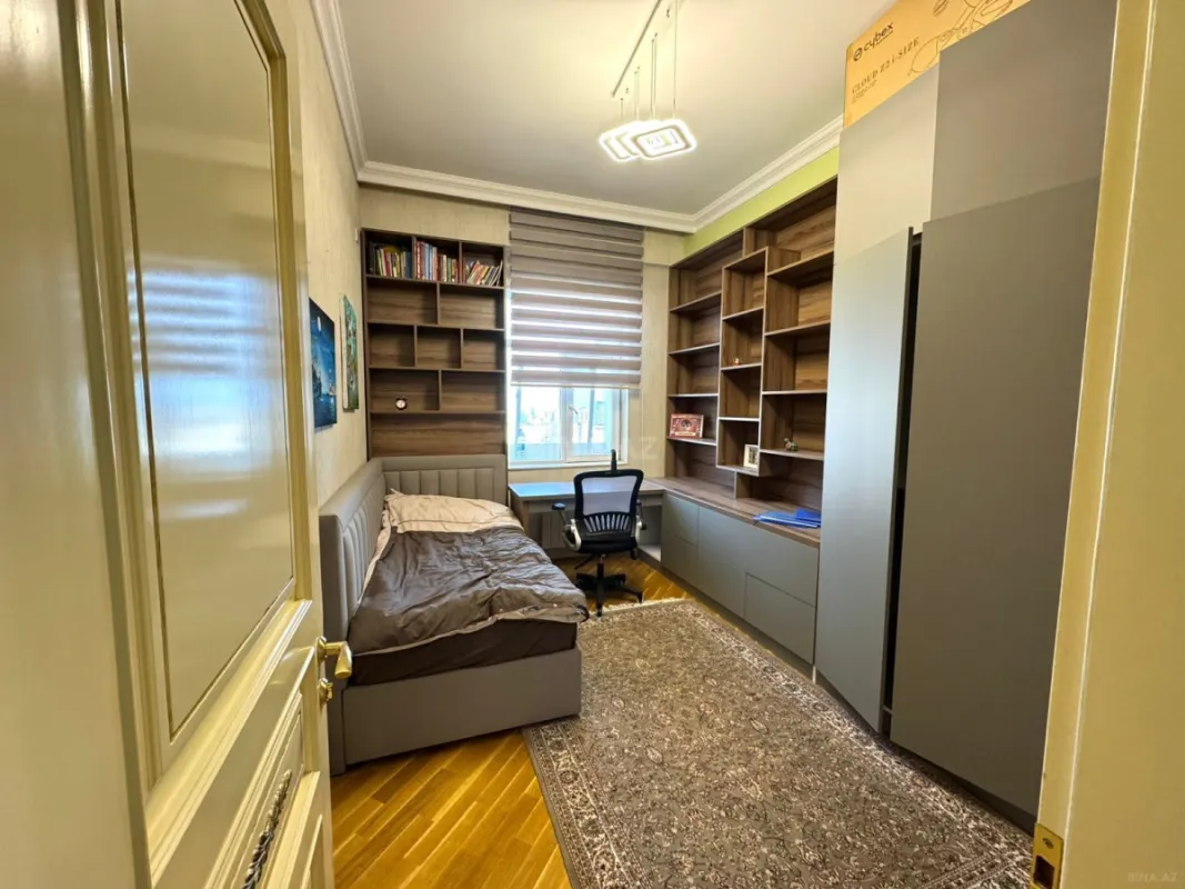 Satılır 4 otaqlı mənzil 140 m²