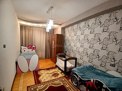 Satılır 4 otaqlı mənzil 162 m²