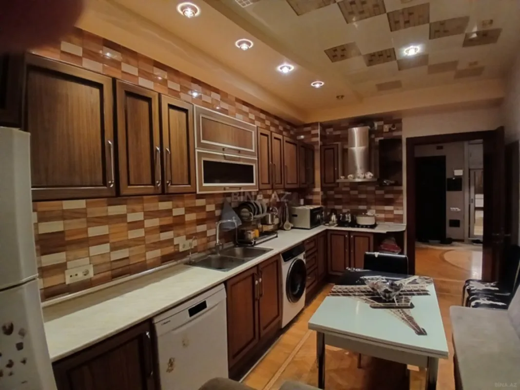 Satılır 4 otaqlı mənzil 162 m²