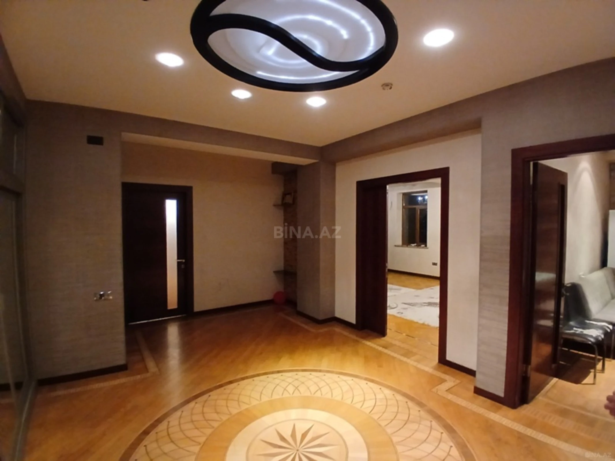 Satılır 4 otaqlı mənzil 162 m²