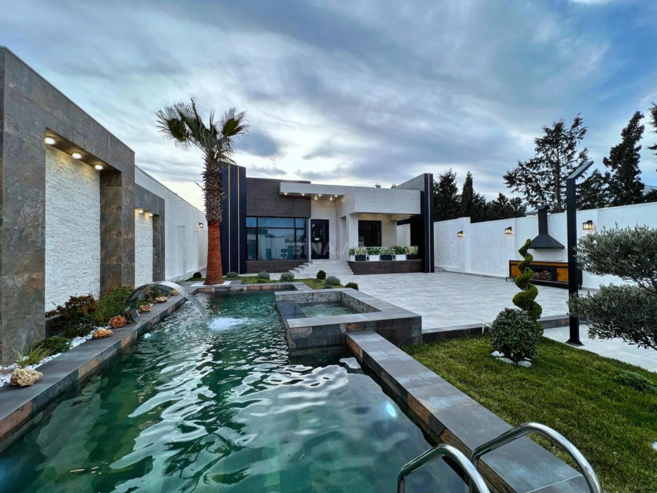 Satılır 5 otaqlı həyət evi 240 m²