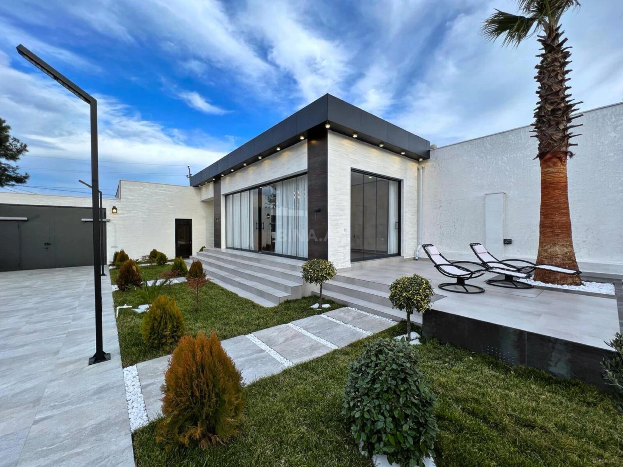 Satılır 5 otaqlı həyət evi 240 m²