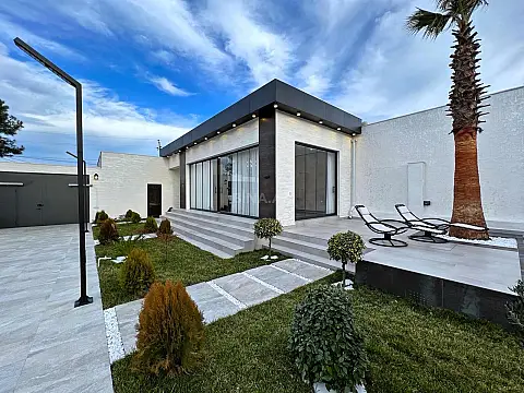 Satılır 5 otaqlı həyət evi 240 m²