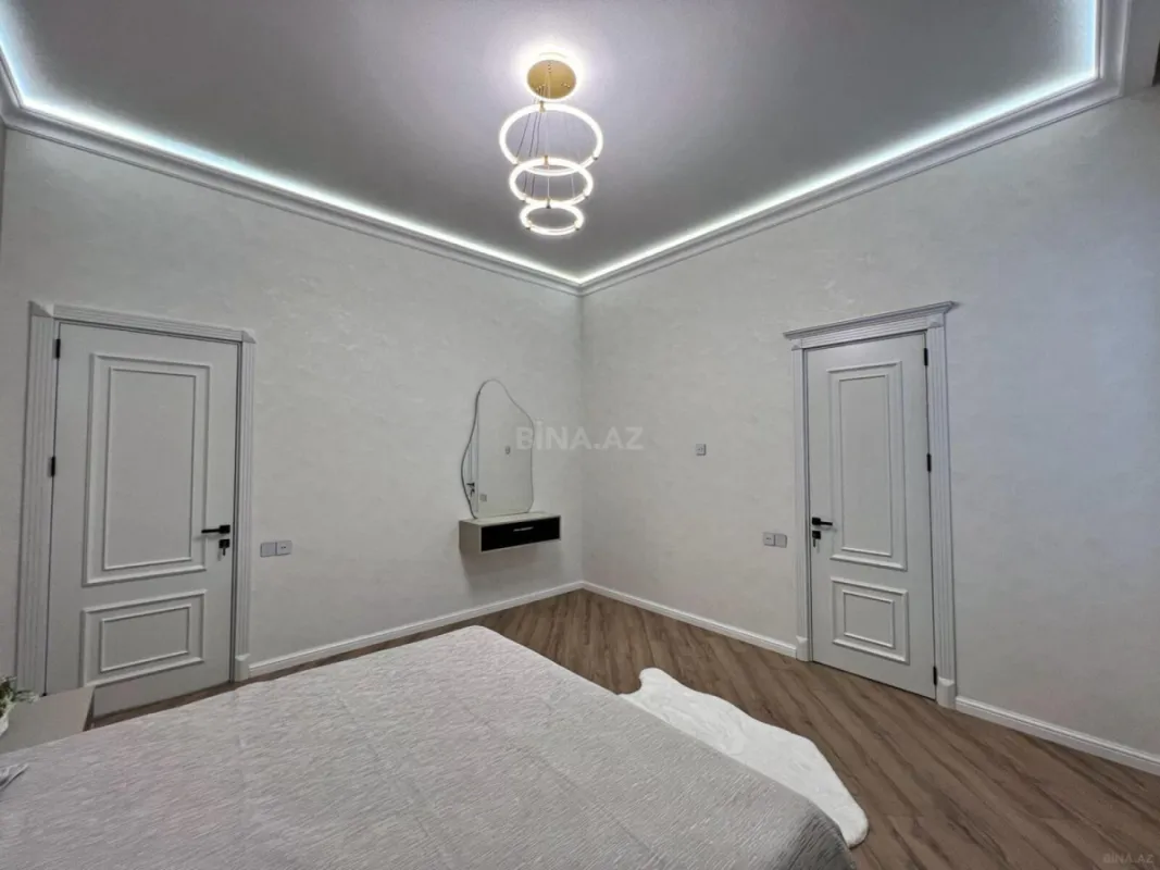Satılır 5 otaqlı həyət evi 240 m²