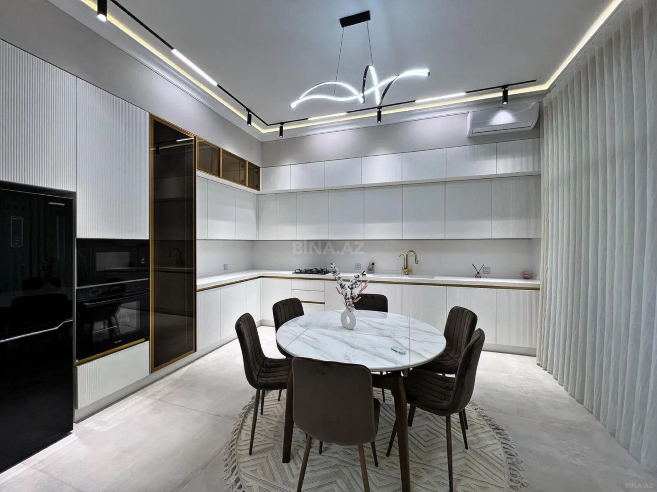 Satılır 5 otaqlı həyət evi 240 m²