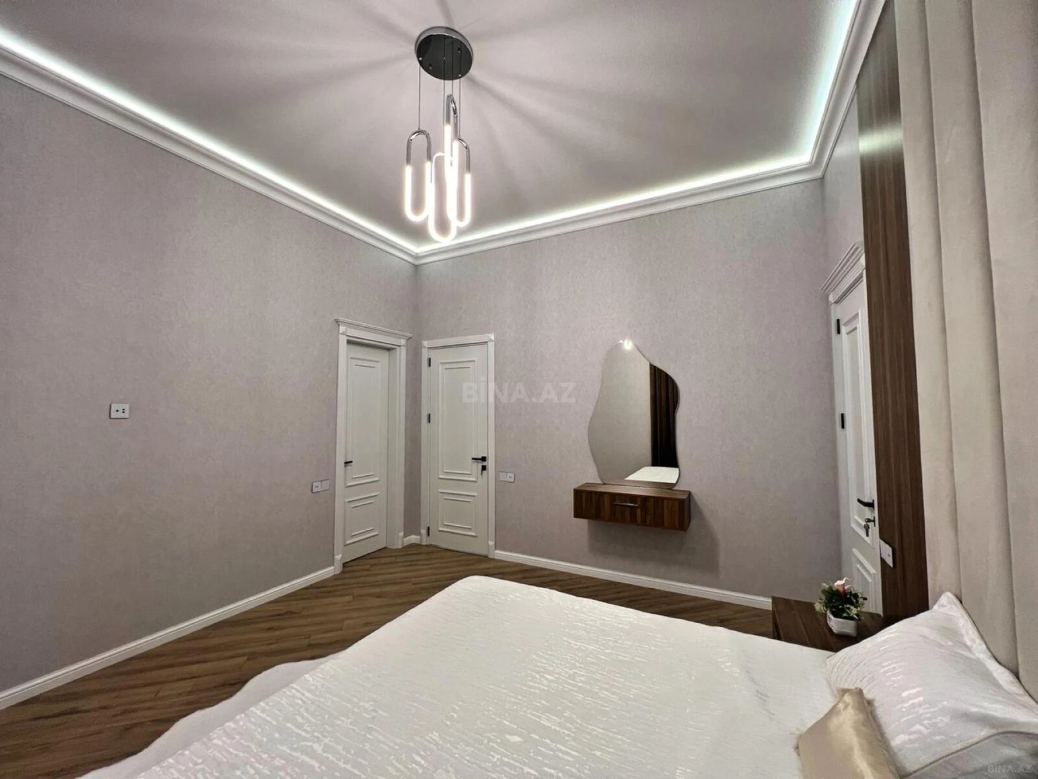 Satılır 5 otaqlı həyət evi 240 m²