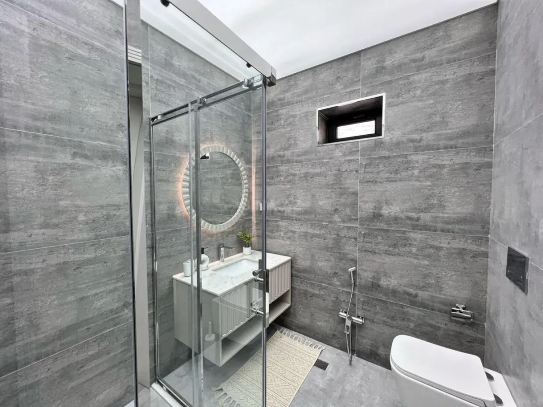 Satılır 5 otaqlı həyət evi 240 m²