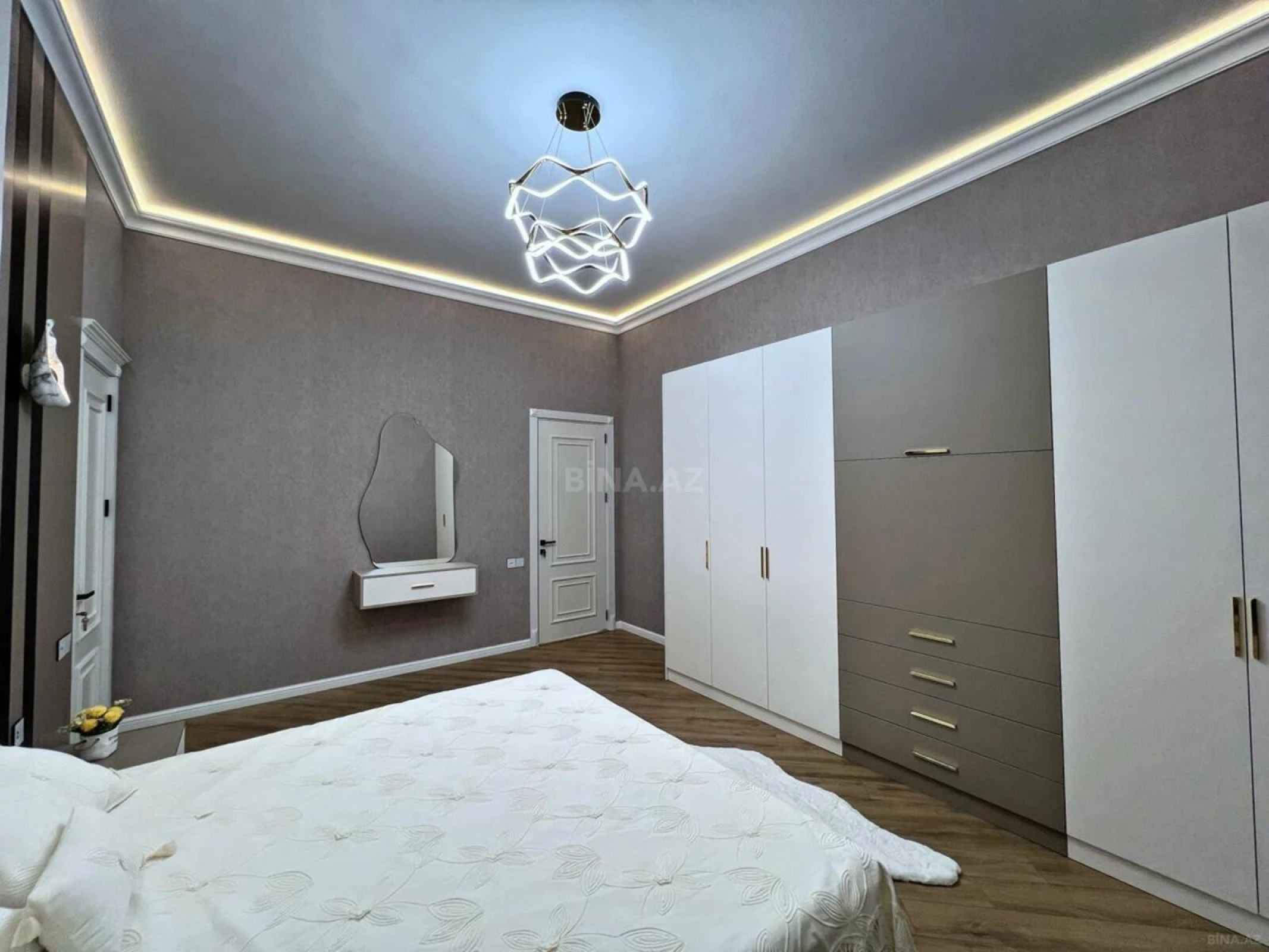 Satılır 5 otaqlı həyət evi 240 m²