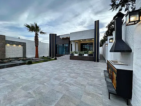 Satılır 5 otaqlı həyət evi 240 m²