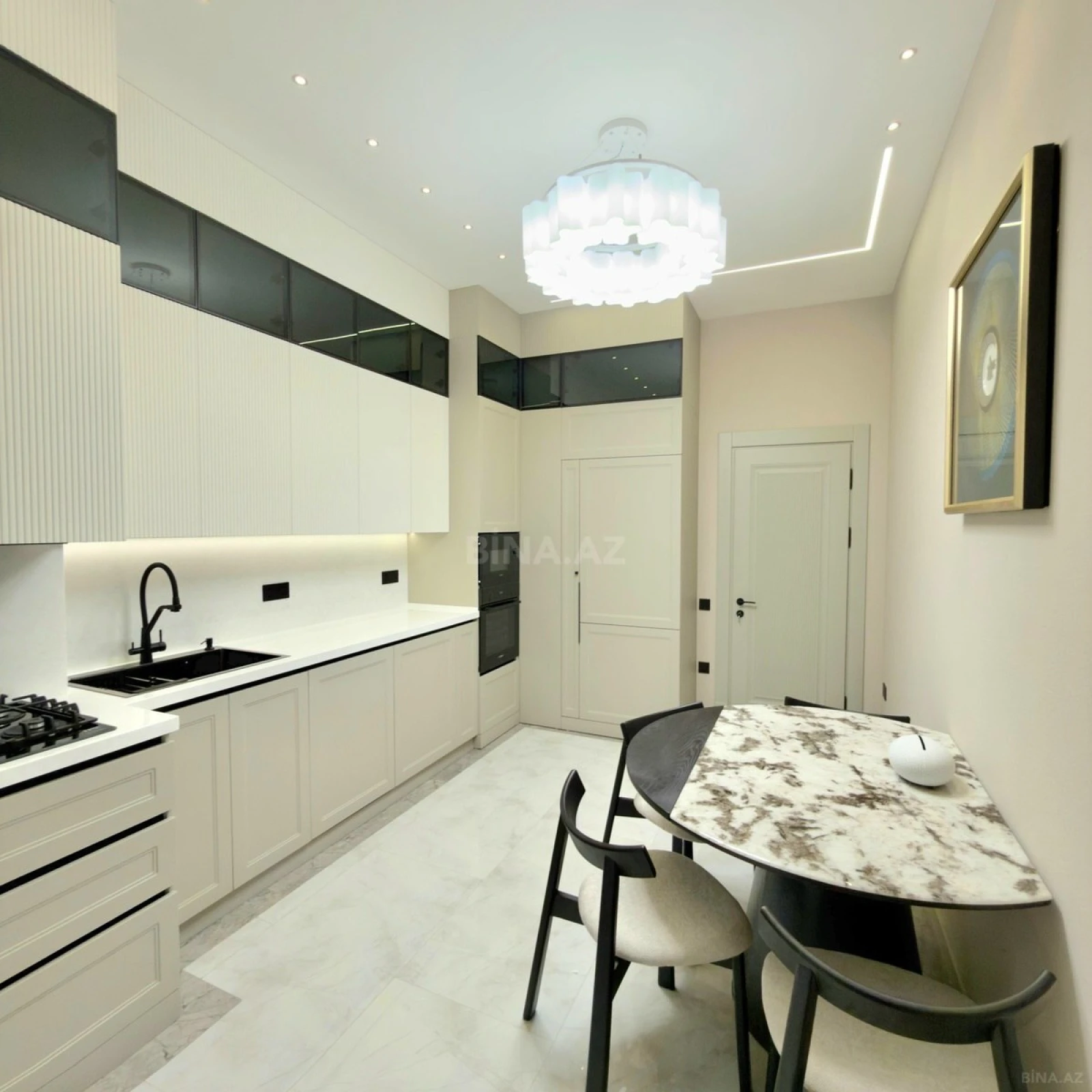 Satılır 4 otaqlı mənzil 160 m²