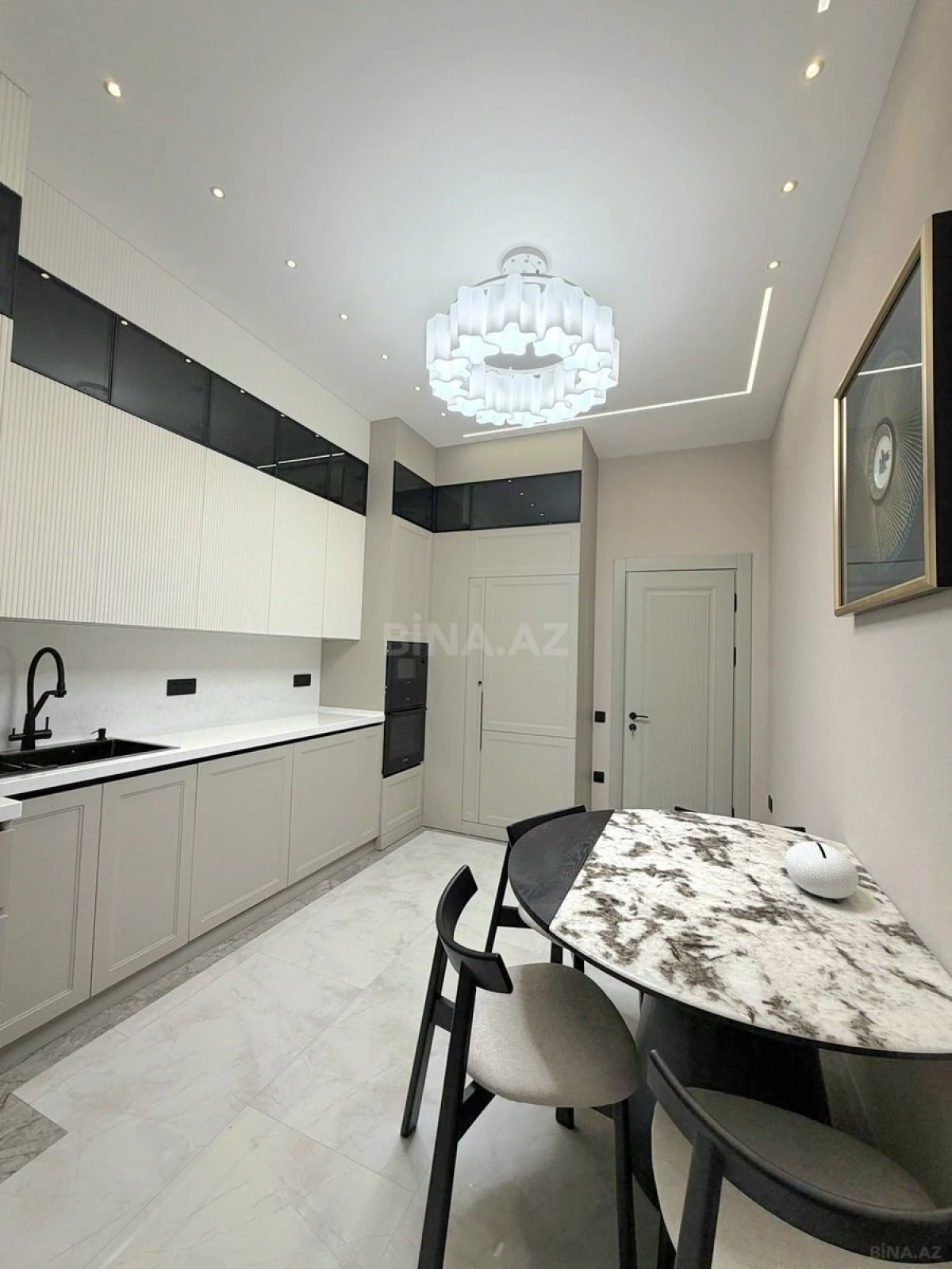 Satılır 4 otaqlı mənzil 160 m²