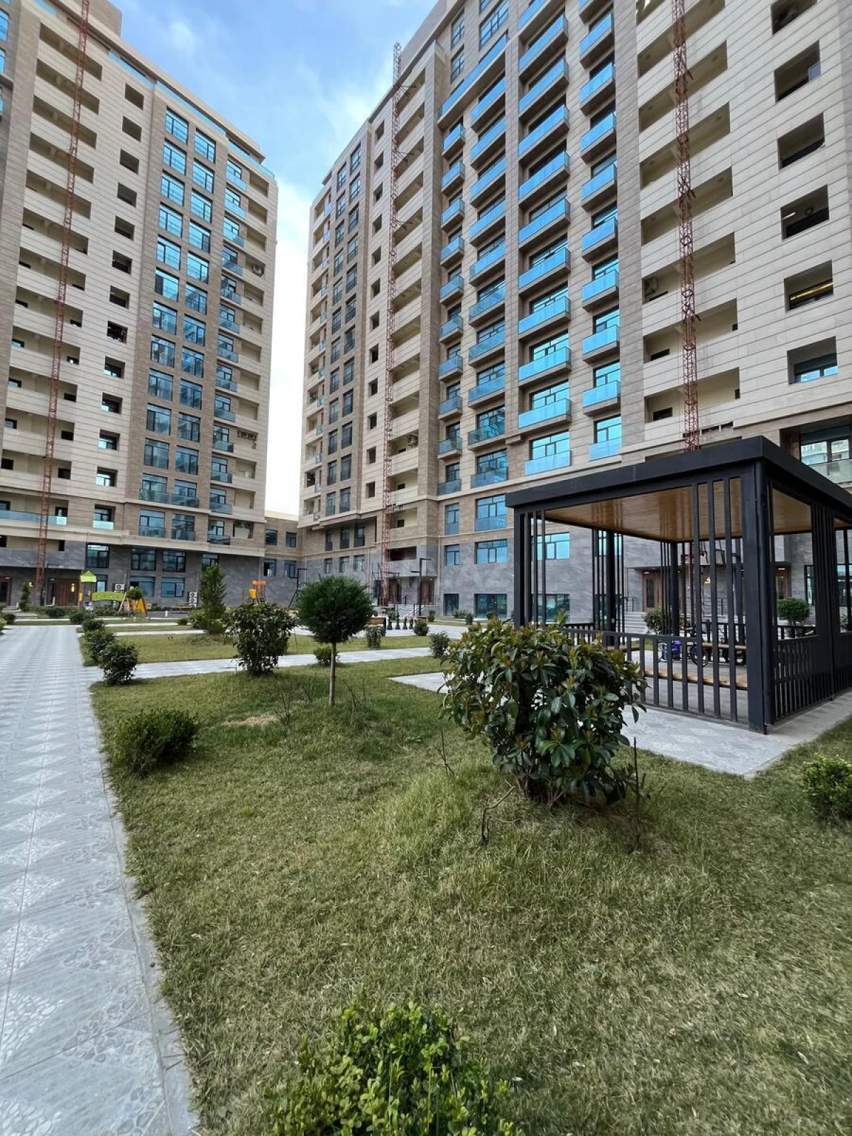 Satılır 4 otaqlı mənzil 160 m²