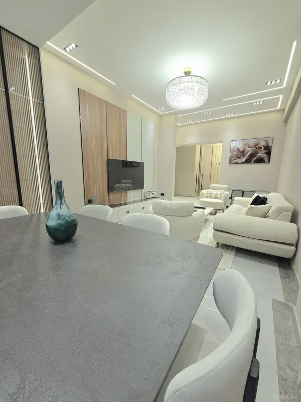 Satılır 4 otaqlı mənzil 160 m²