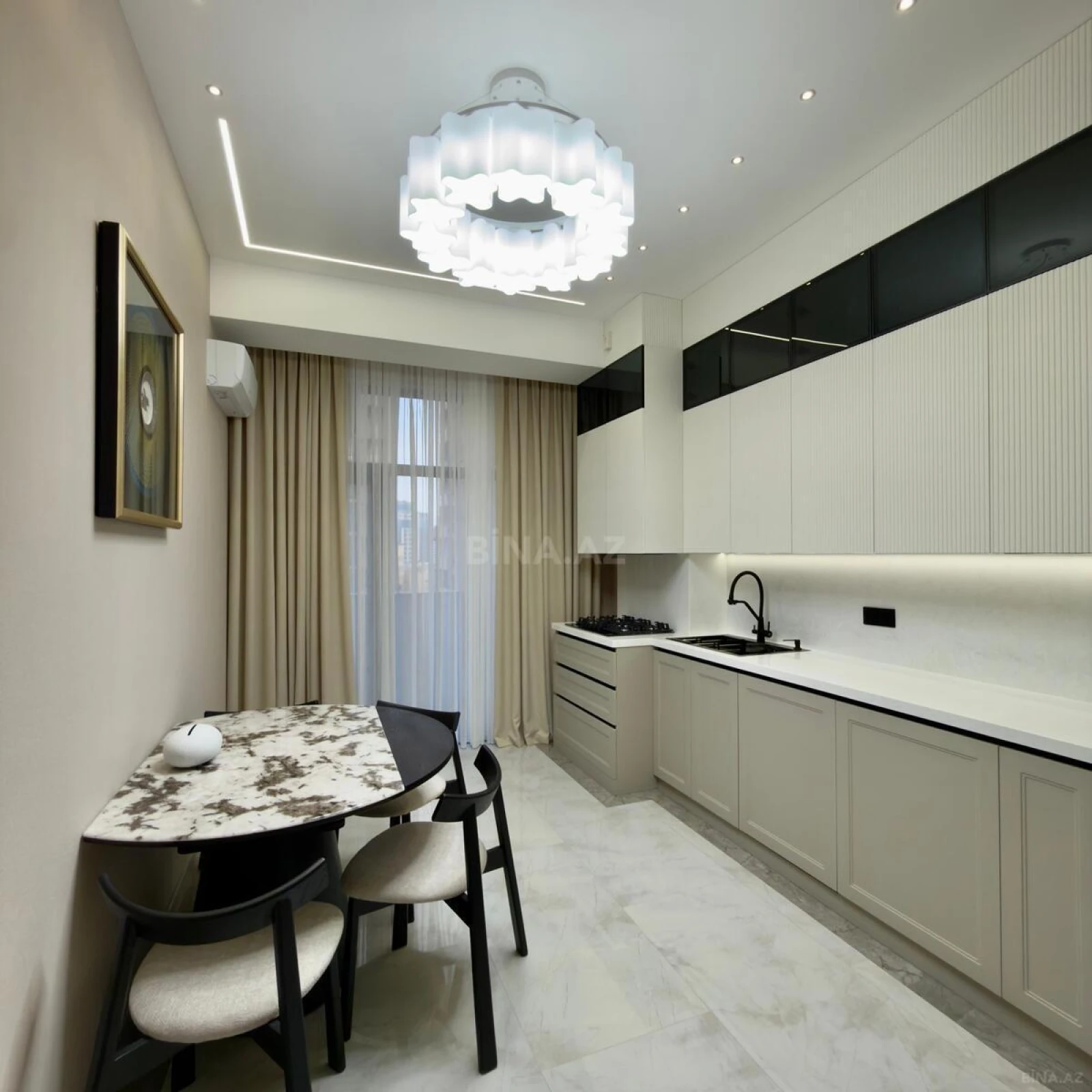 Satılır 4 otaqlı mənzil 160 m²