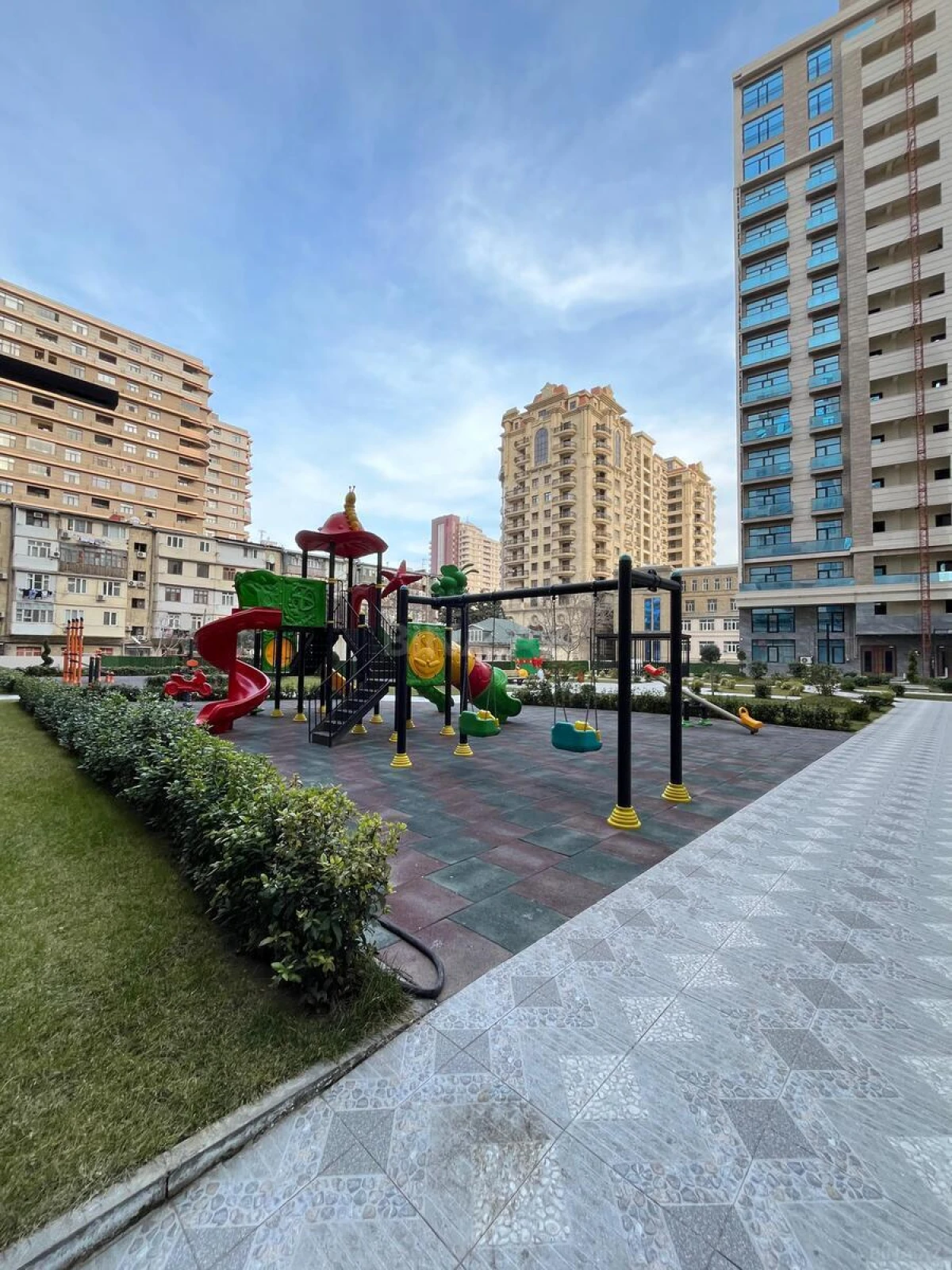 Satılır 4 otaqlı mənzil 160 m²