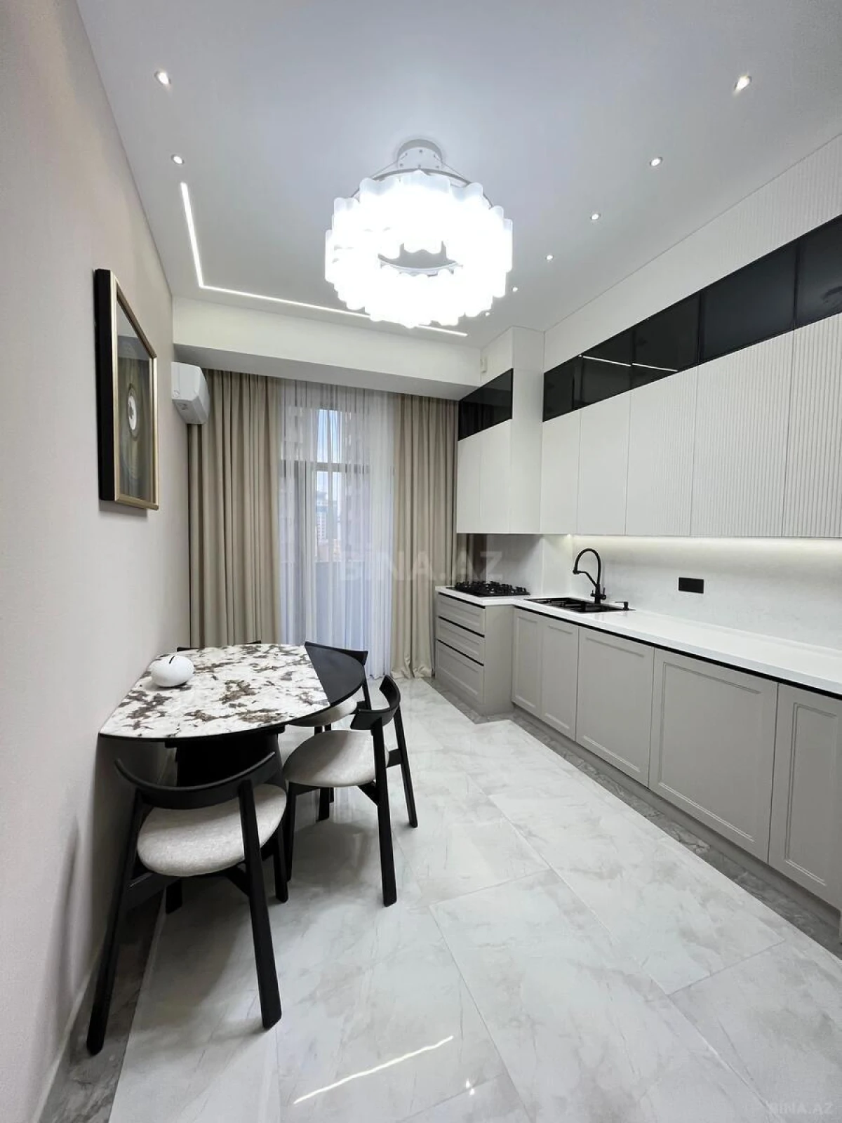 Satılır 4 otaqlı mənzil 160 m²