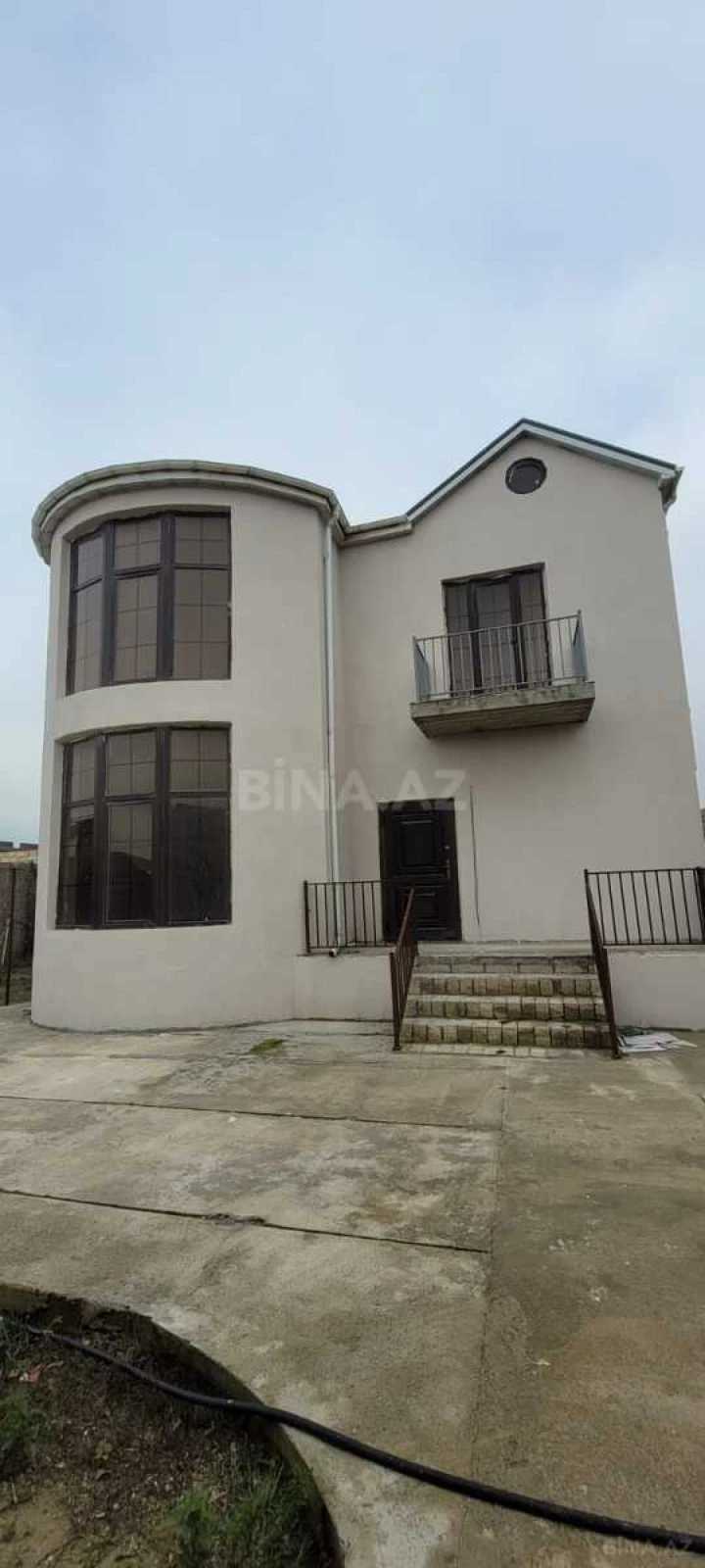 Satılır 5 otaqlı həyət evi 240 m²