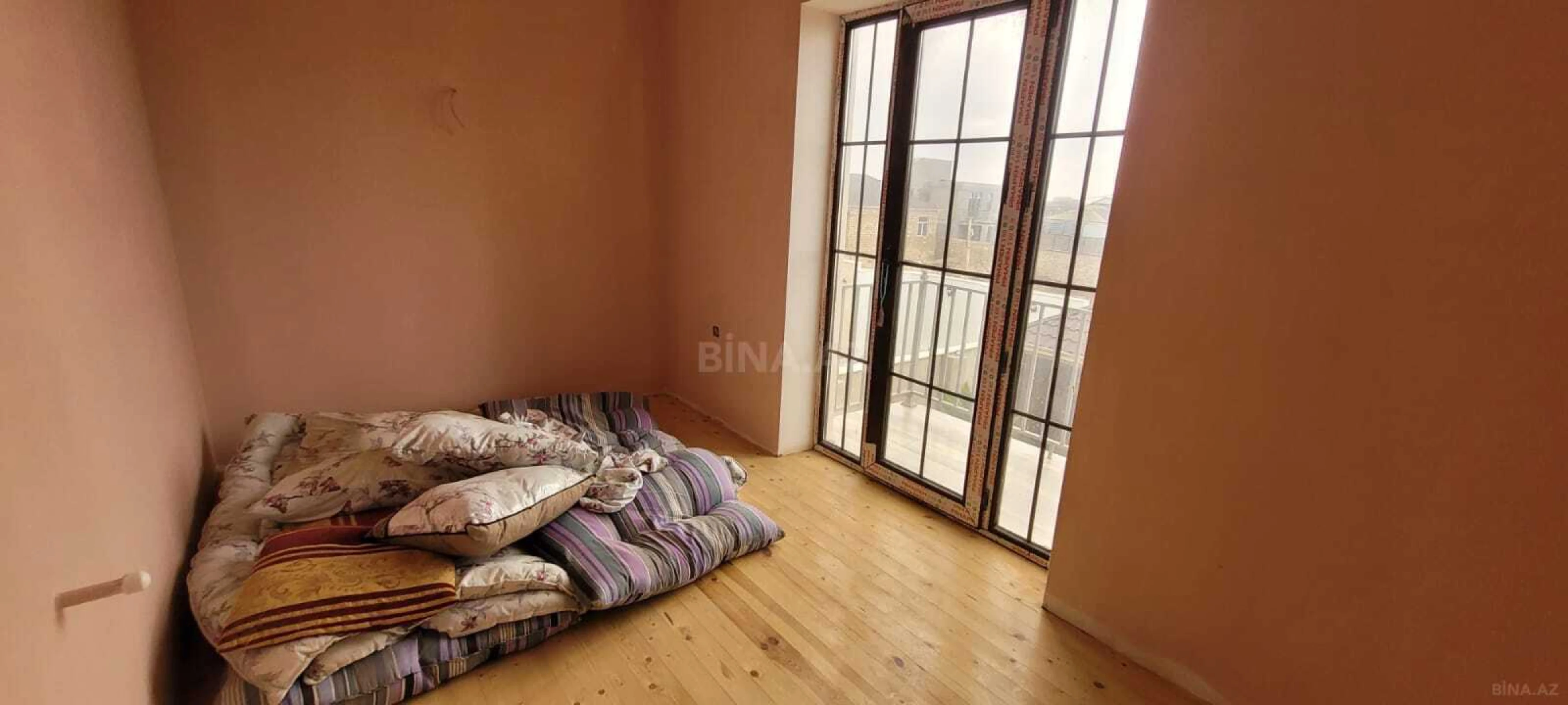 Satılır 5 otaqlı həyət evi 240 m²
