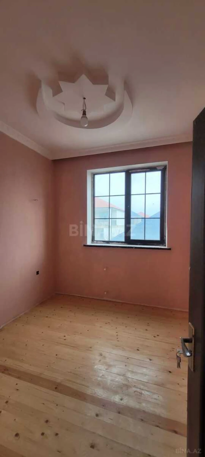 Satılır 5 otaqlı həyət evi 240 m²