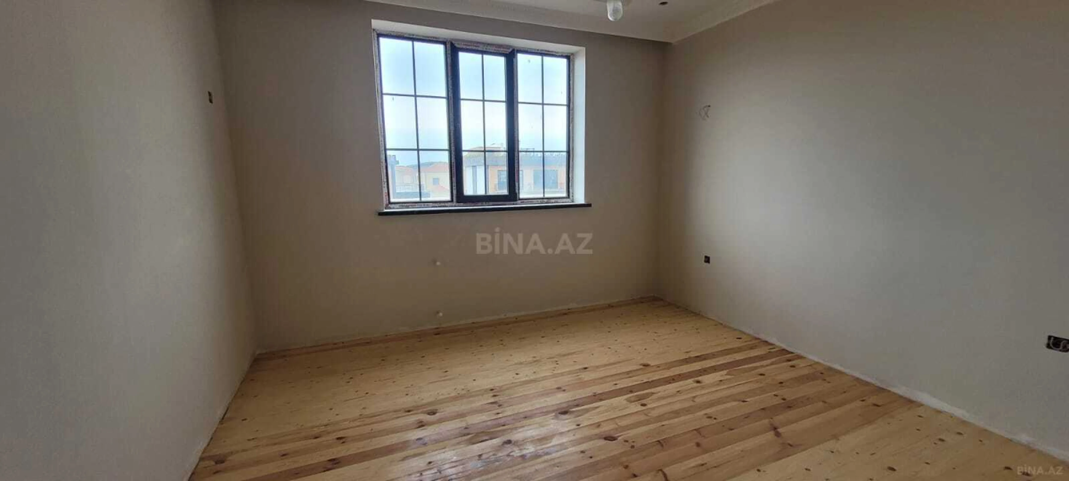Satılır 5 otaqlı həyət evi 240 m²