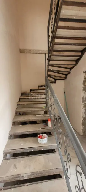 Satılır 5 otaqlı həyət evi 240 m²