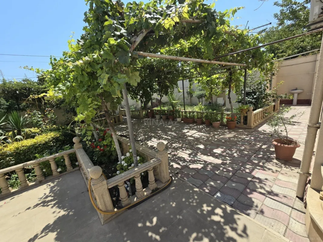 Satılır 6 otaqlı həyət evi 200 m²