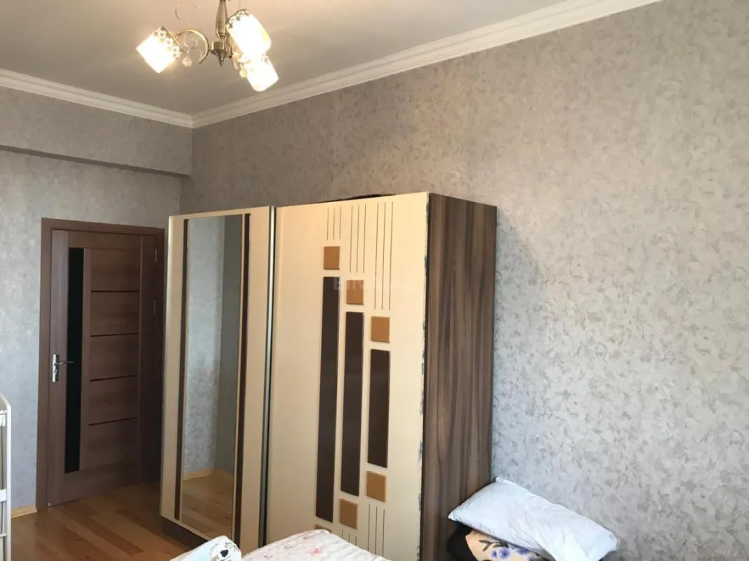 Satılır 2 otaqlı mənzil 76 m²