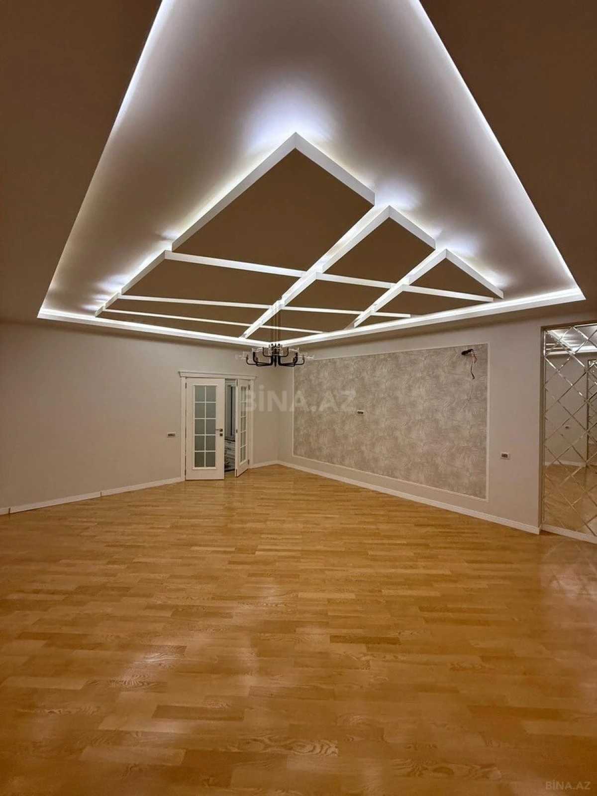 Satılır 3 otaqlı mənzil 145 m²