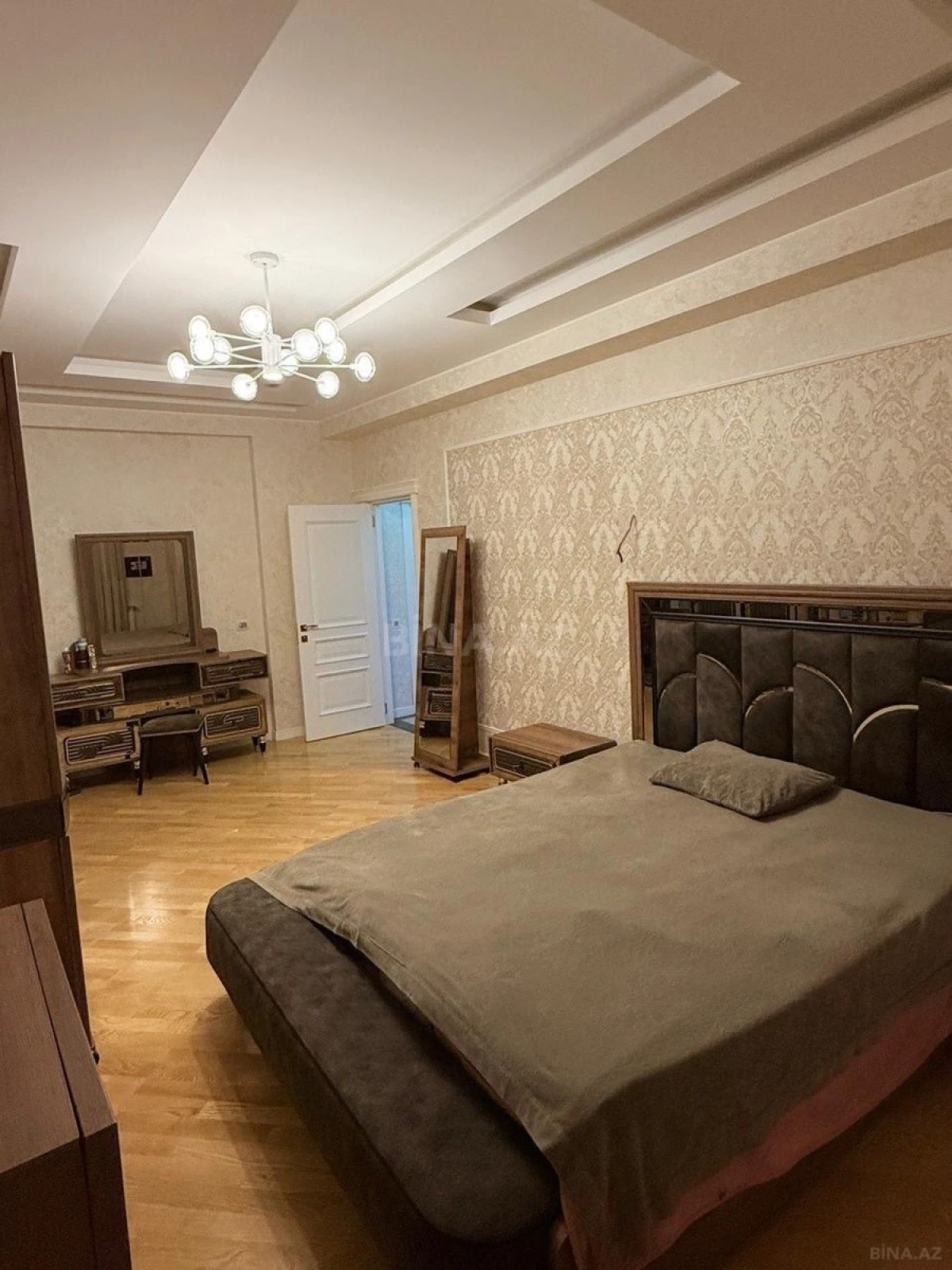 Satılır 3 otaqlı mənzil 145 m²