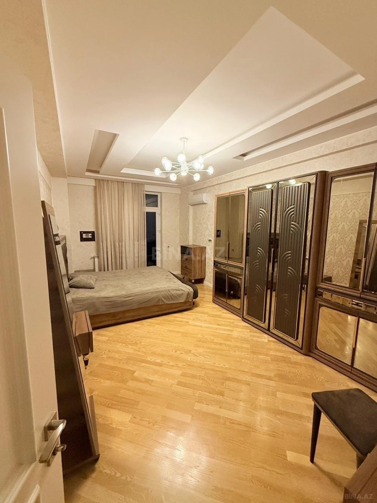 Satılır 3 otaqlı mənzil 145 m²