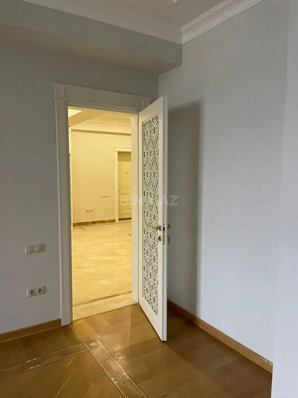 Kirayə verilir 6 otaqlı mənzil 250 m²