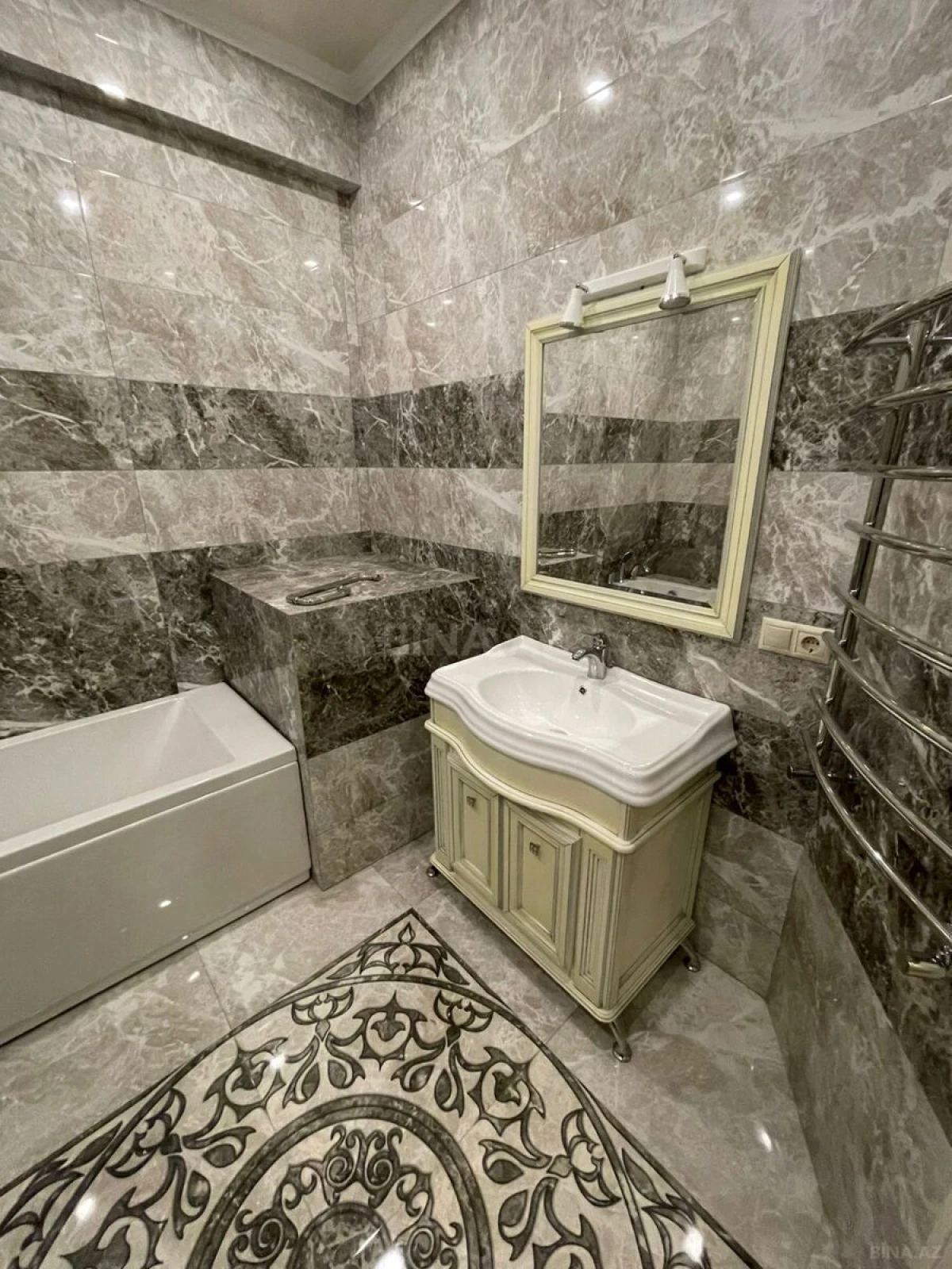 Kirayə verilir 6 otaqlı mənzil 250 m²