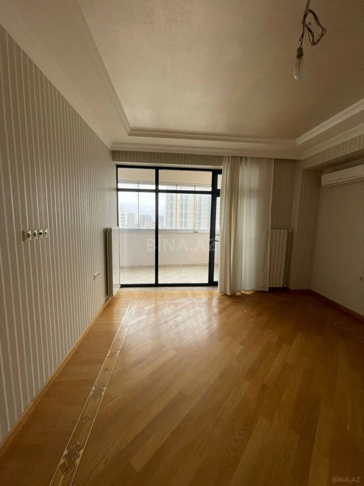 Kirayə verilir 6 otaqlı mənzil 250 m²