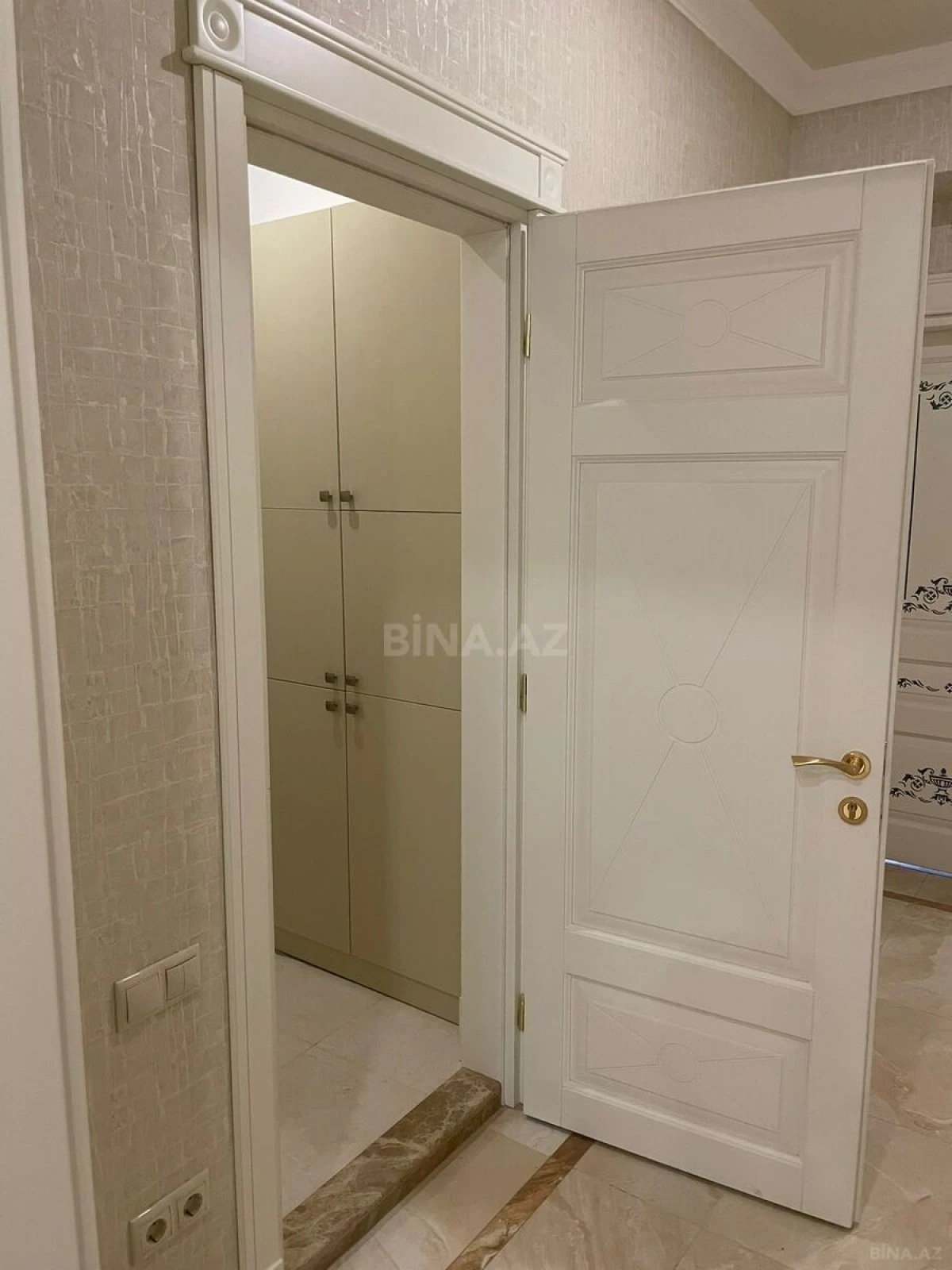 Kirayə verilir 6 otaqlı mənzil 250 m²