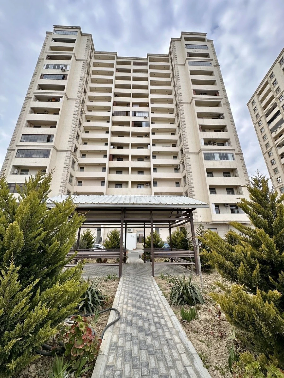 Satılır 3 otaqlı mənzil 145 m²
