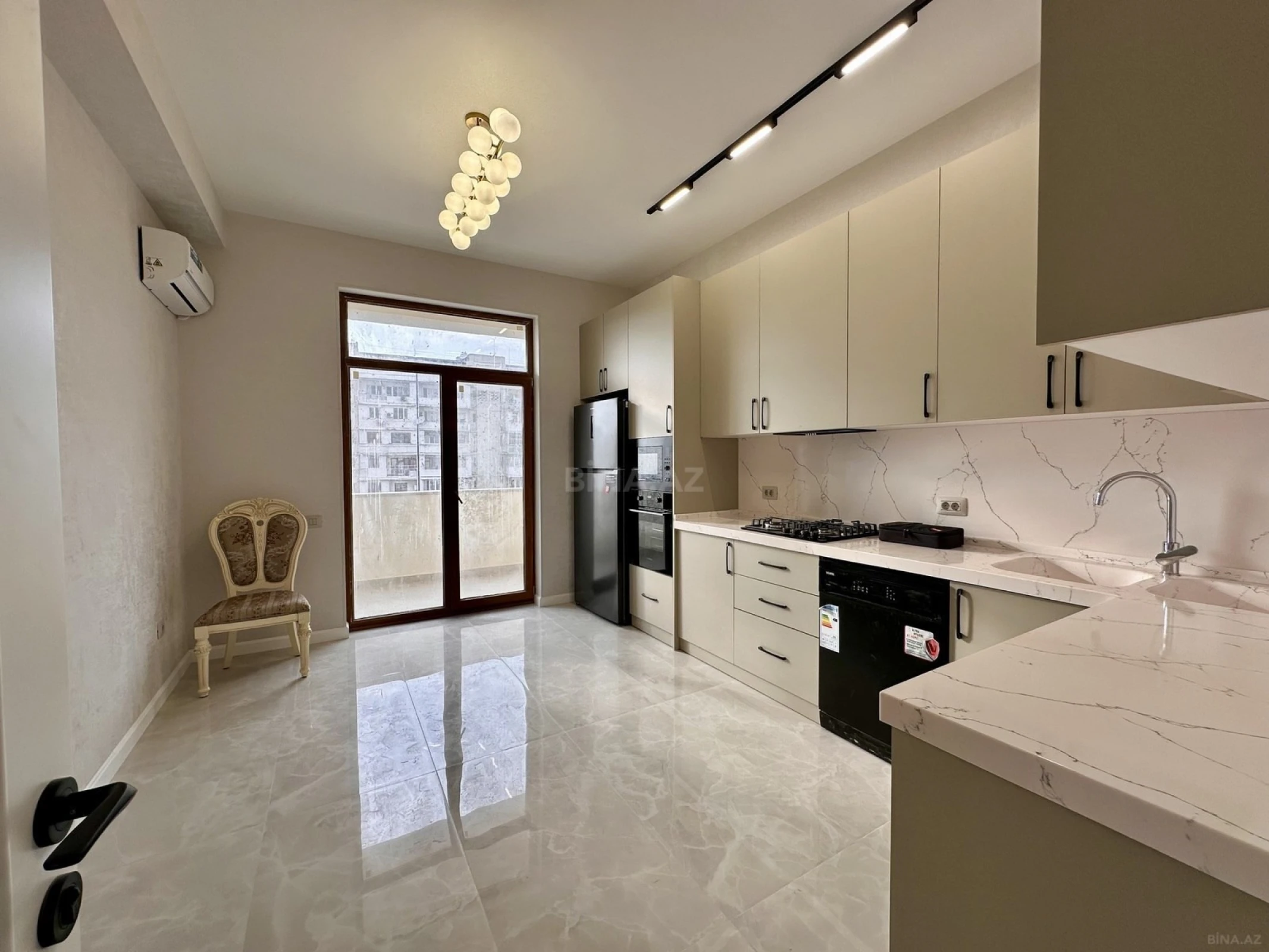 Satılır 3 otaqlı mənzil 145 m²