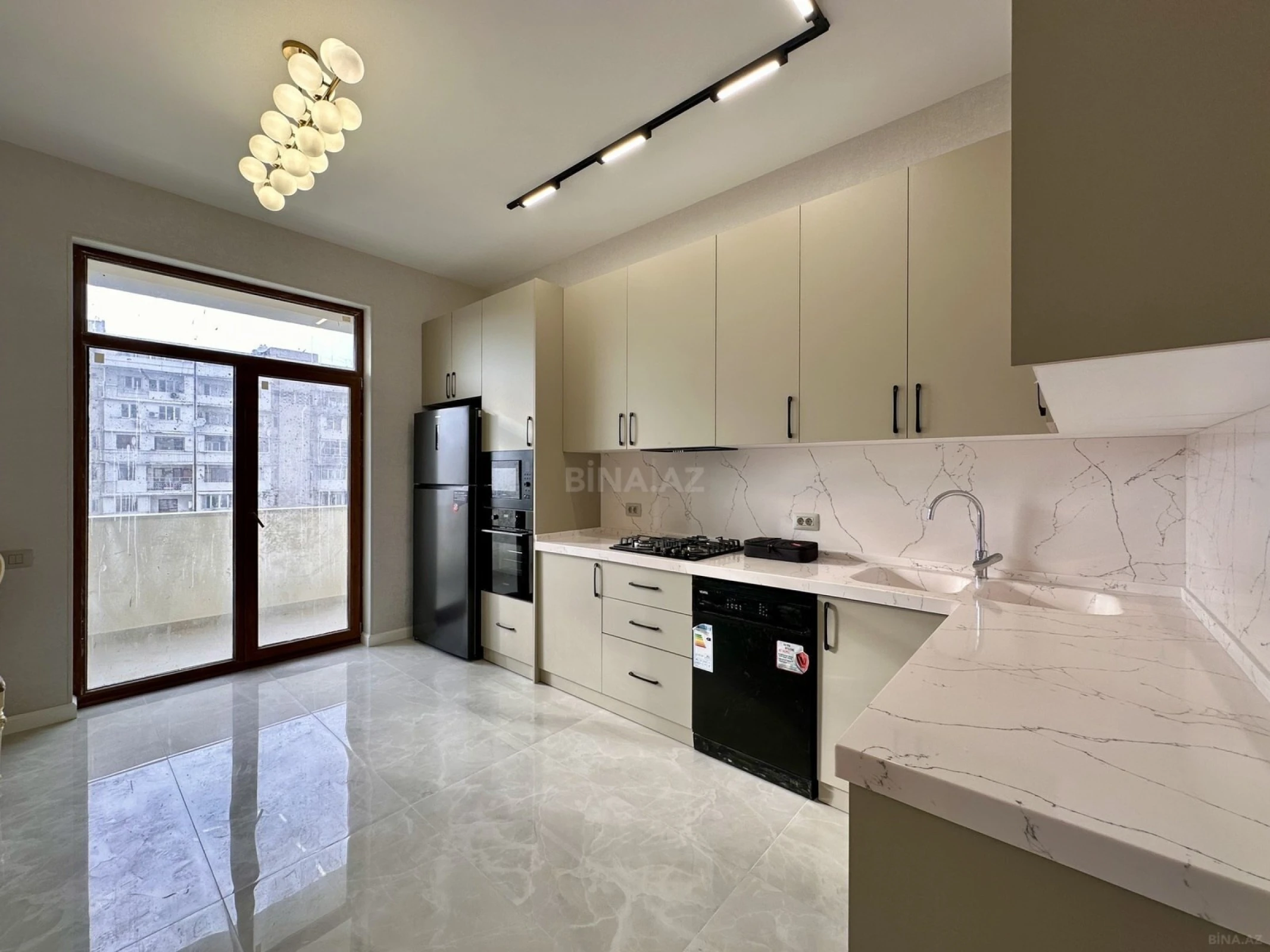 Satılır 3 otaqlı mənzil 145 m²