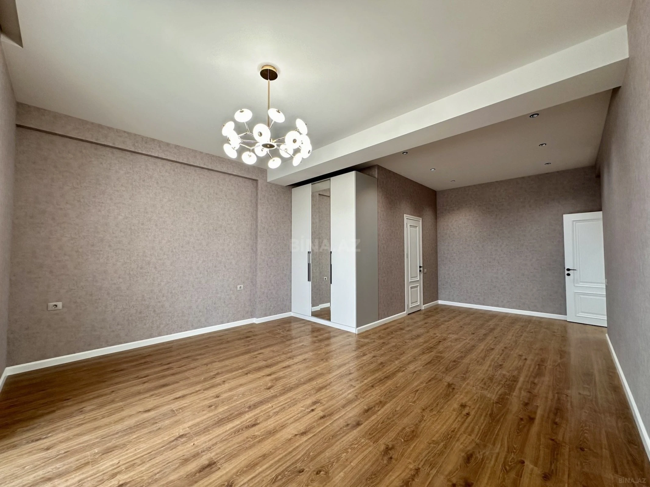 Satılır 3 otaqlı mənzil 145 m²