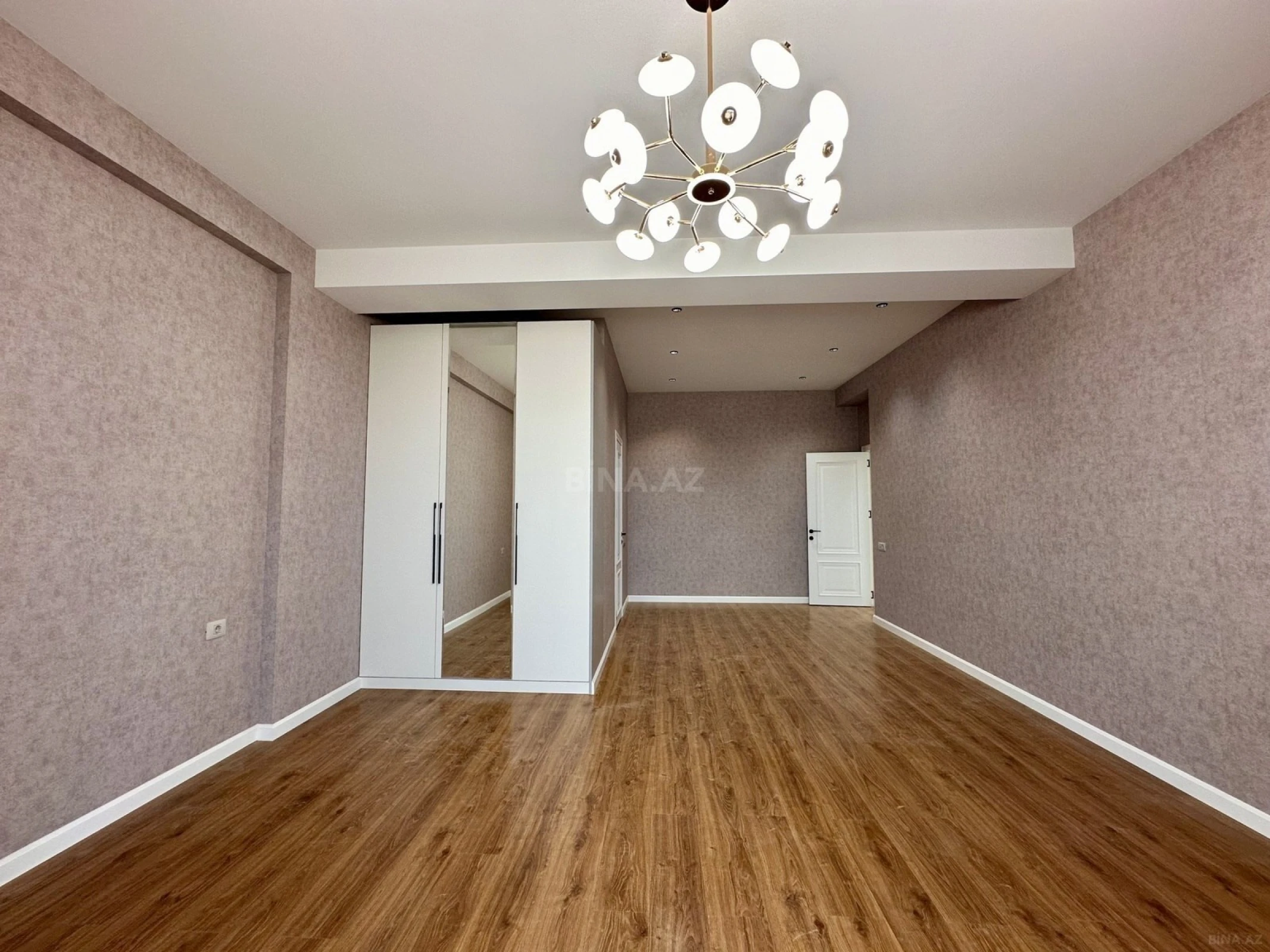 Satılır 3 otaqlı mənzil 145 m²