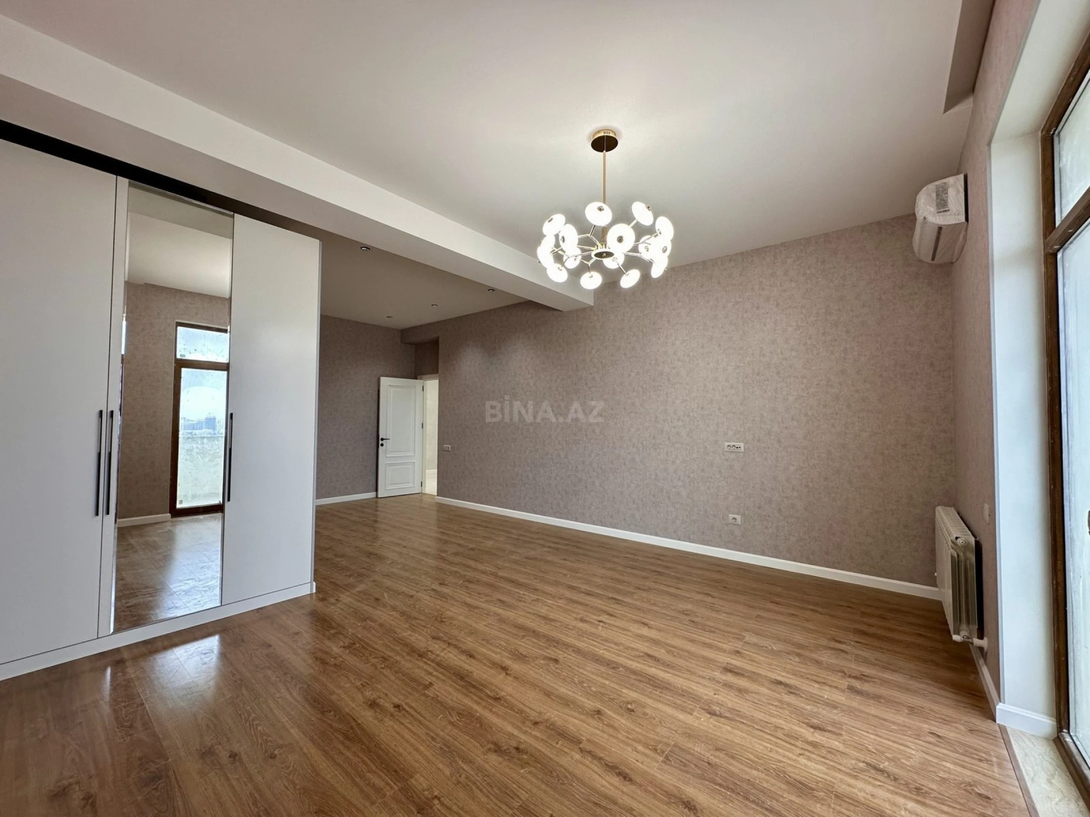 Satılır 3 otaqlı mənzil 145 m²