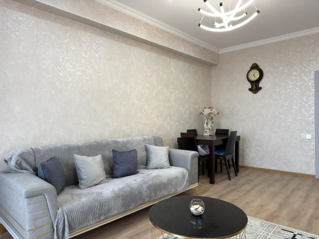 Kirayə verilir 2 otaqlı mənzil 105 m²