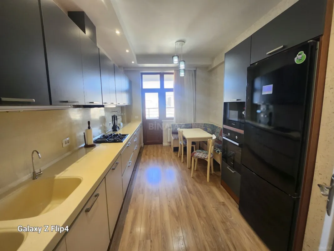 Kirayə verilir 3 otaqlı mənzil 200 m²