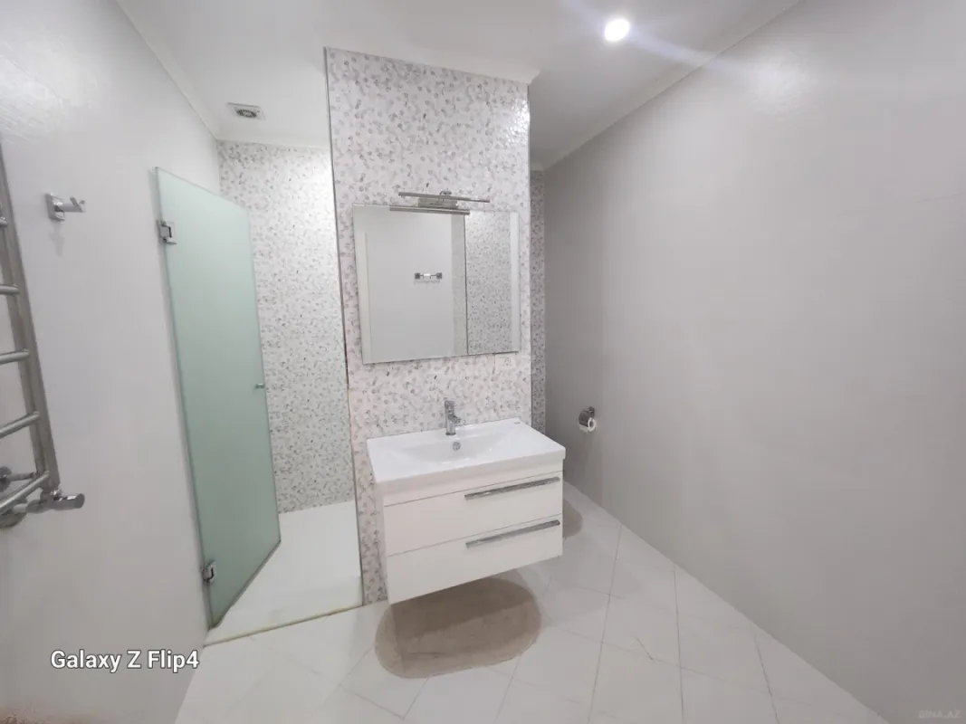 Kirayə verilir 3 otaqlı mənzil 200 m²