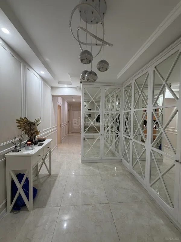 Satılır 3 otaqlı mənzil 134 m²